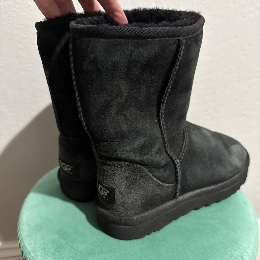 UGG Classic Short II Black Suede Sheepskin Boots Womens 7 1016223